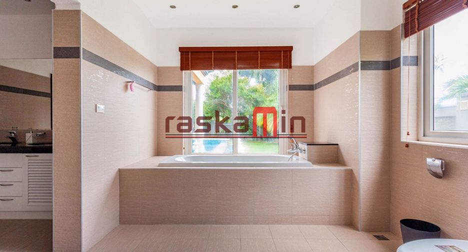 For rent 4 bedrooms villa in Bang Lamung, Chonburi