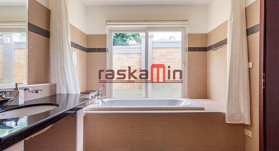 For rent 4 bedrooms villa in Bang Lamung, Chonburi