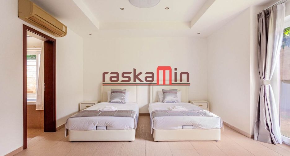 For rent 4 bedrooms villa in Bang Lamung, Chonburi