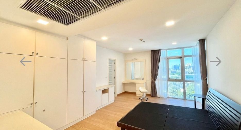For rent 3 bedrooms condo in Khlong Toei, Bangkok