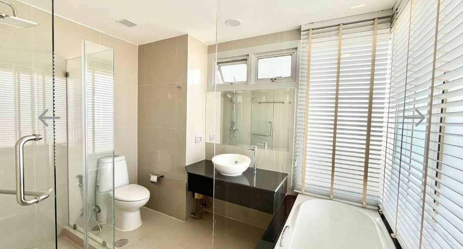 For rent 3 bedrooms condo in Khlong Toei, Bangkok