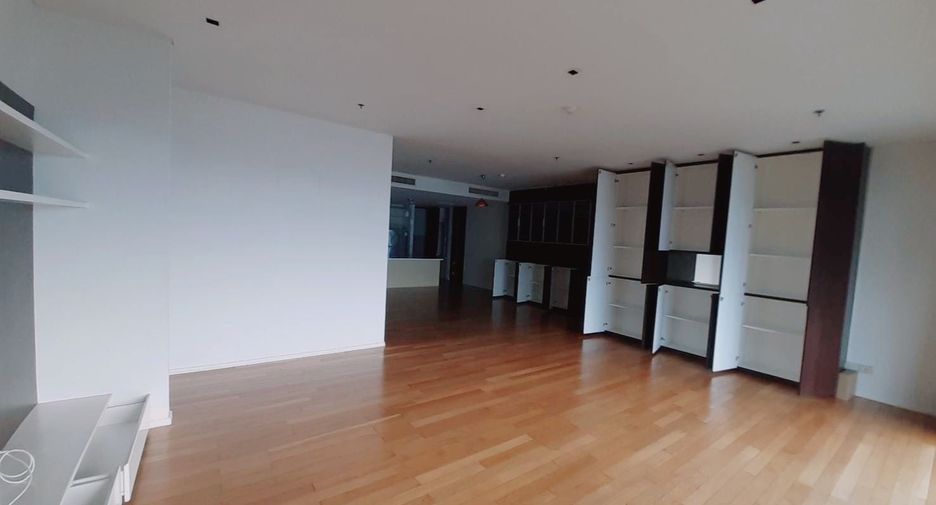 For rent 4 bedrooms condo in Khlong Toei, Bangkok