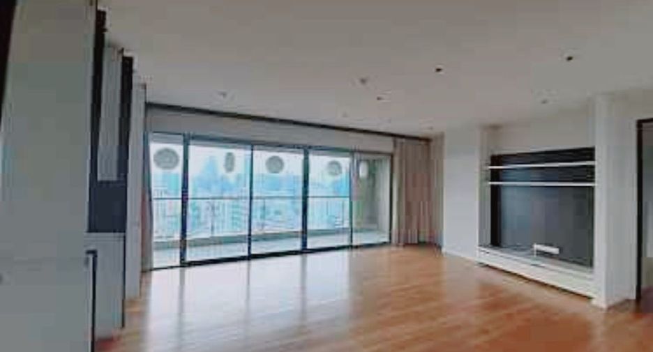For rent 4 bedrooms condo in Khlong Toei, Bangkok