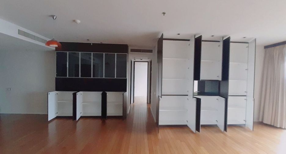 For rent 4 bedrooms condo in Khlong Toei, Bangkok