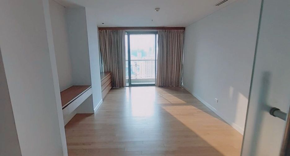 For rent 4 bedrooms condo in Khlong Toei, Bangkok