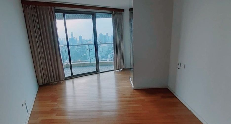 For rent 4 bedrooms condo in Khlong Toei, Bangkok
