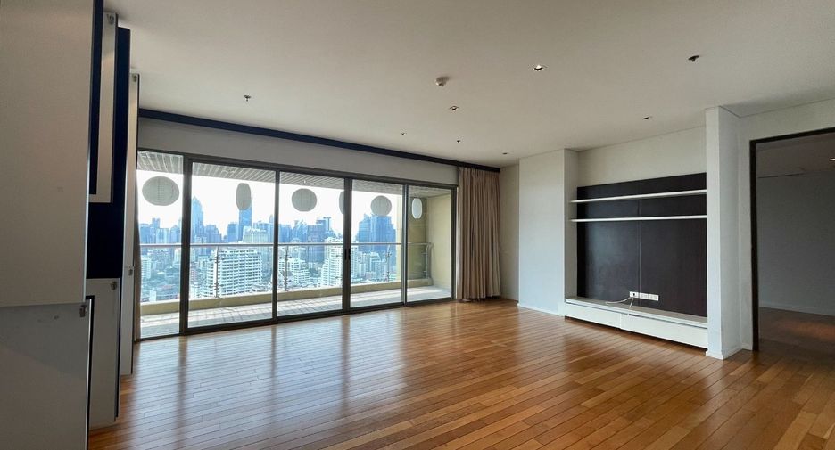For rent 4 bedrooms condo in Khlong Toei, Bangkok