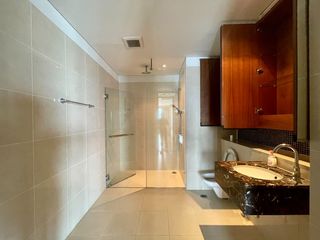 For rent 4 bedrooms condo in Khlong Toei, Bangkok