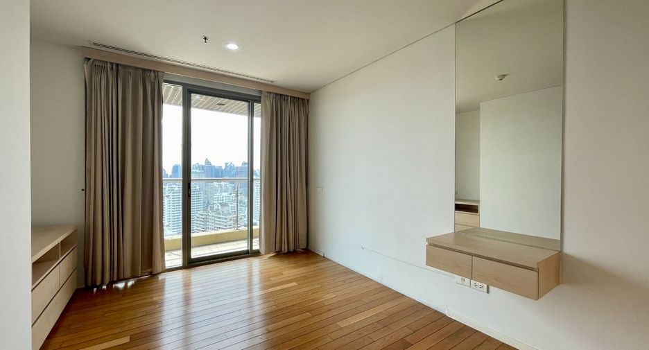 For rent 4 bedrooms condo in Khlong Toei, Bangkok