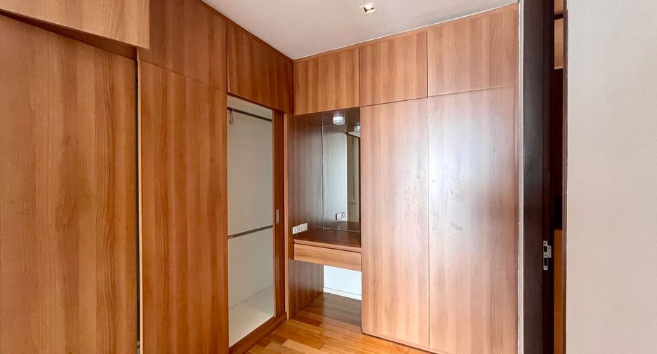 For rent 4 bedrooms condo in Khlong Toei, Bangkok