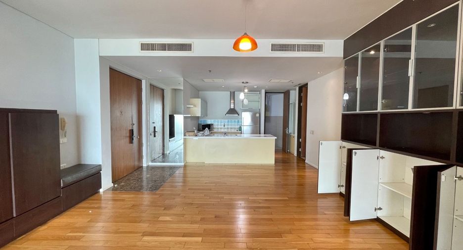 For rent 4 bedrooms condo in Khlong Toei, Bangkok