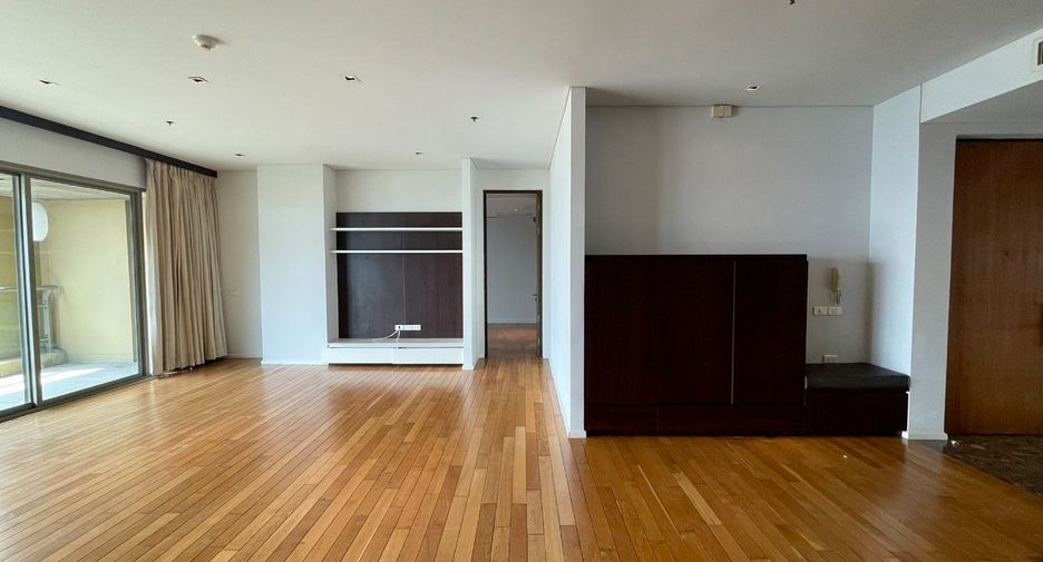 For rent 4 bedrooms condo in Khlong Toei, Bangkok
