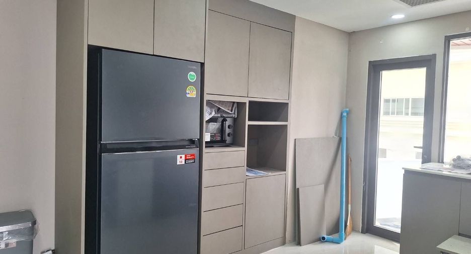 For rent 4 bedrooms condo in Khlong Toei, Bangkok