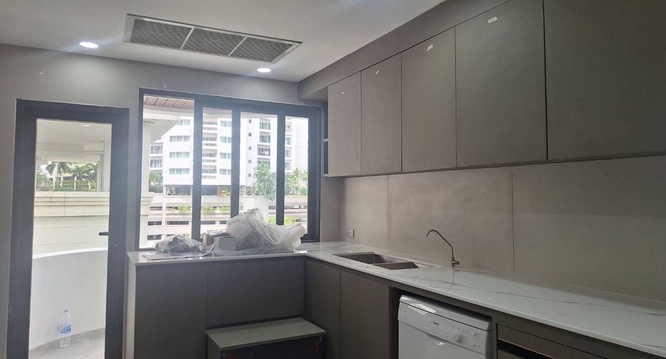 For rent 4 bedrooms condo in Khlong Toei, Bangkok