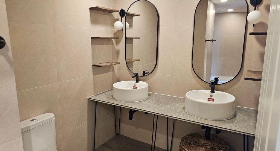 For rent 3 bedrooms condo in Khlong Toei, Bangkok