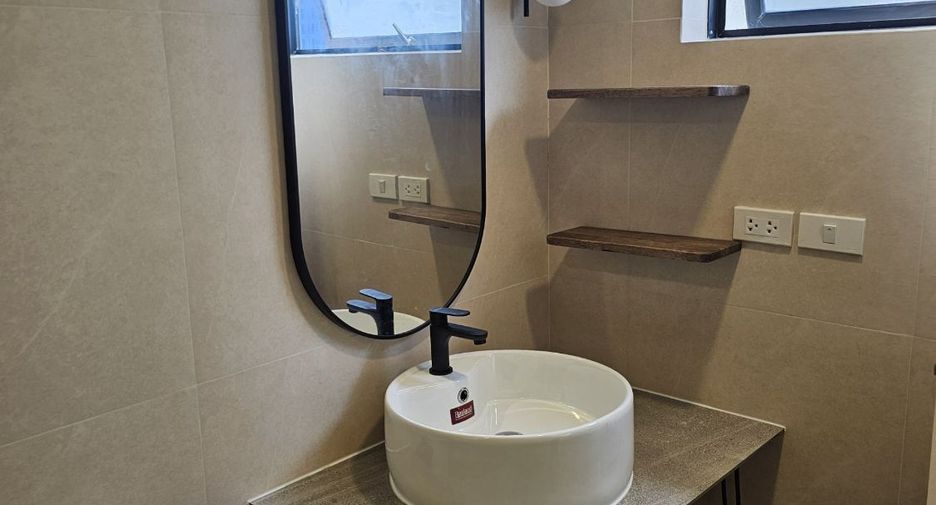 For rent 3 bedrooms condo in Khlong Toei, Bangkok