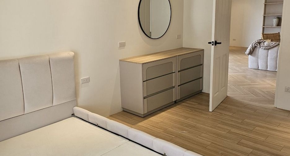 For rent 3 bedrooms condo in Khlong Toei, Bangkok