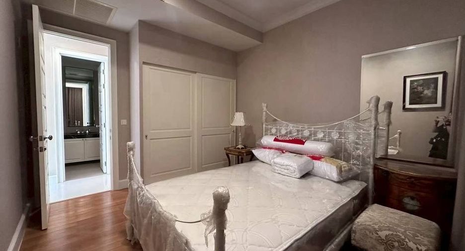 For rent 3 bedrooms condo in Watthana, Bangkok