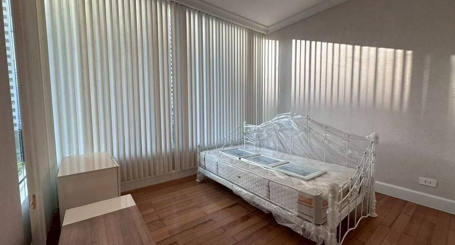 For rent 3 bedrooms condo in Watthana, Bangkok