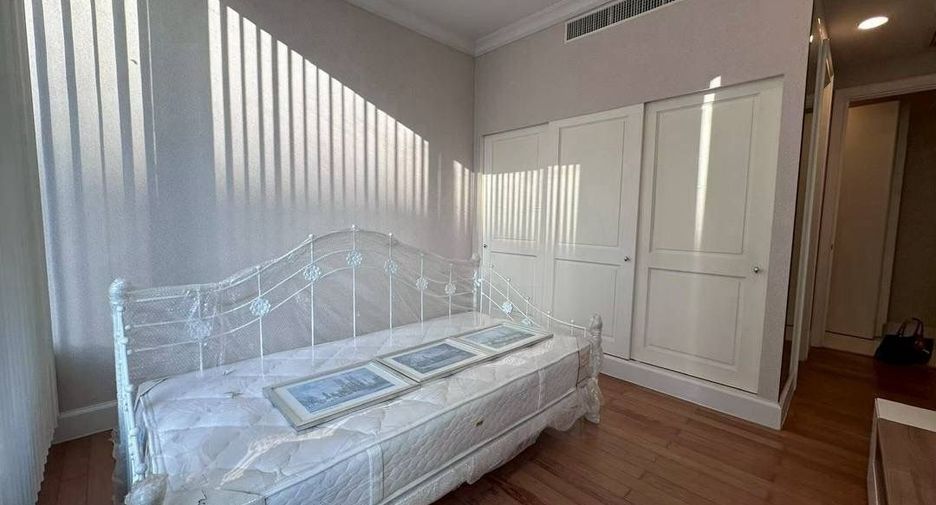 For rent 3 bedrooms condo in Watthana, Bangkok