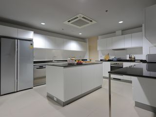 For rent 2 bedrooms serviced apartment in Watthana, Bangkok