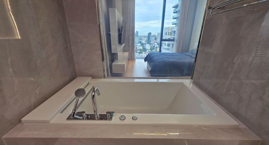 For rent 3 bedrooms condo in Khlong Toei, Bangkok