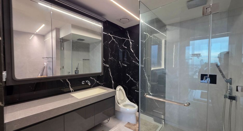 For rent 3 bedrooms condo in Khlong Toei, Bangkok
