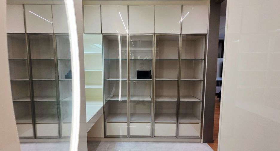 For rent 3 bedrooms condo in Khlong Toei, Bangkok