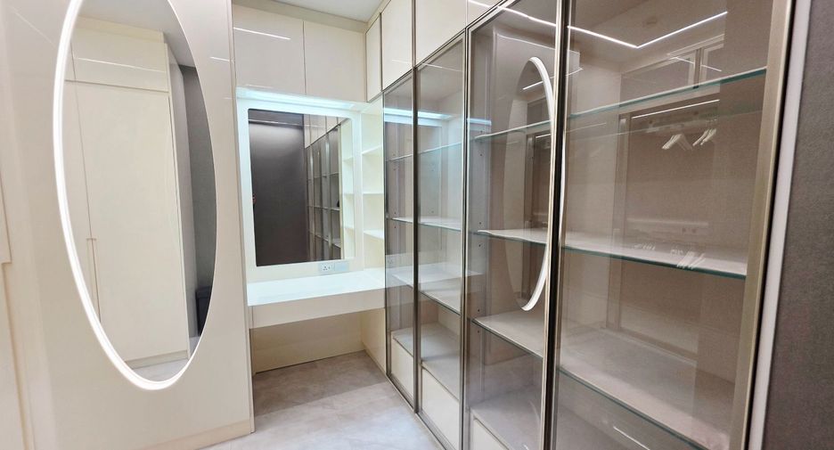 For rent 3 bedrooms condo in Khlong Toei, Bangkok