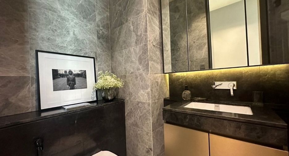 For rent 2 bedrooms condo in Pathum Wan, Bangkok