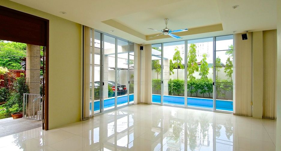 Haus zur Miete mit 4 Zimmer in Watthana, Bangkok
