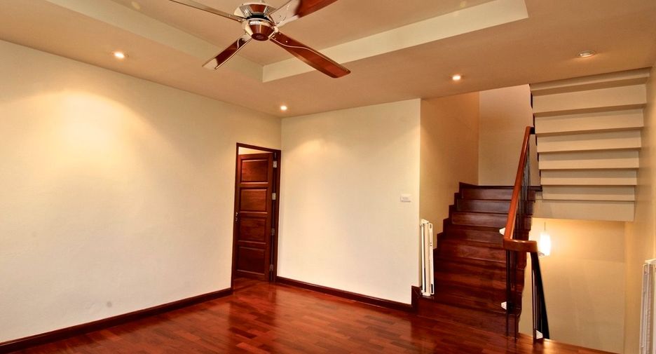 Haus zur Miete mit 4 Zimmer in Watthana, Bangkok