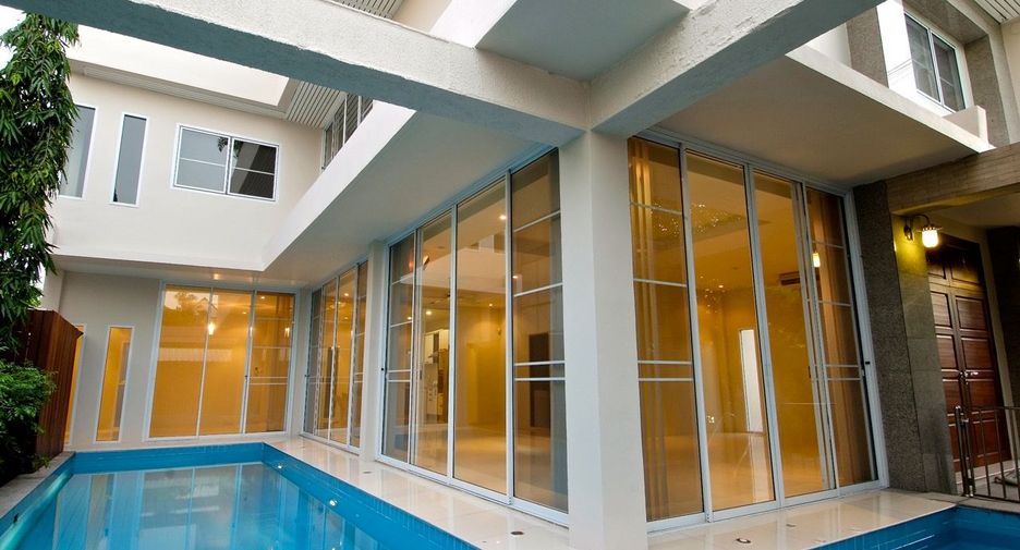 Haus zur Miete mit 4 Zimmer in Watthana, Bangkok