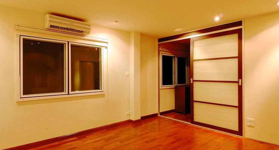 Haus zur Miete mit 4 Zimmer in Watthana, Bangkok