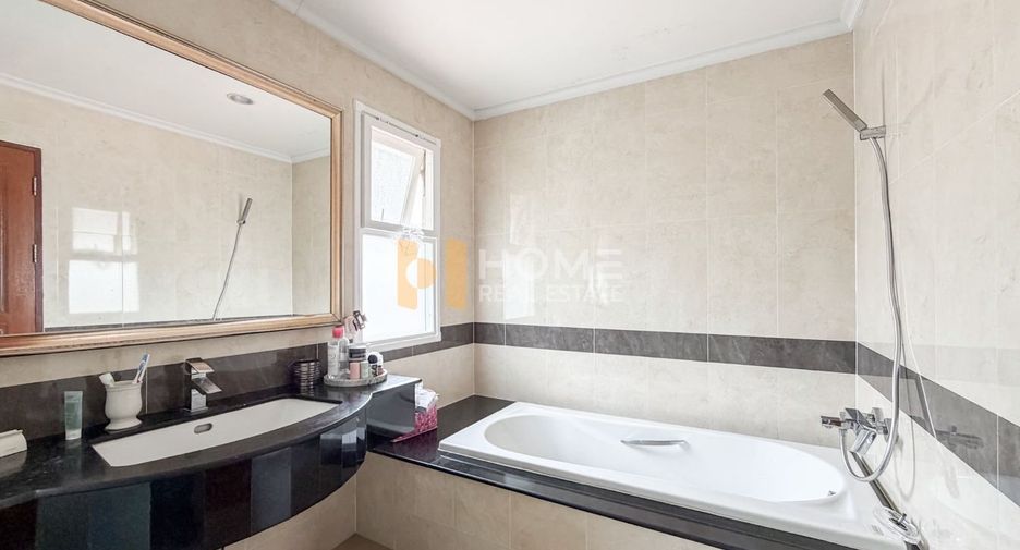 For sale 5 bedrooms house in Taling Chan, Bangkok