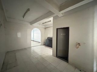 Local comercial en venta de 2 habitaciones en Rat Burana, Bangkok