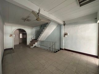 Local comercial en venta de 2 habitaciones en Rat Burana, Bangkok