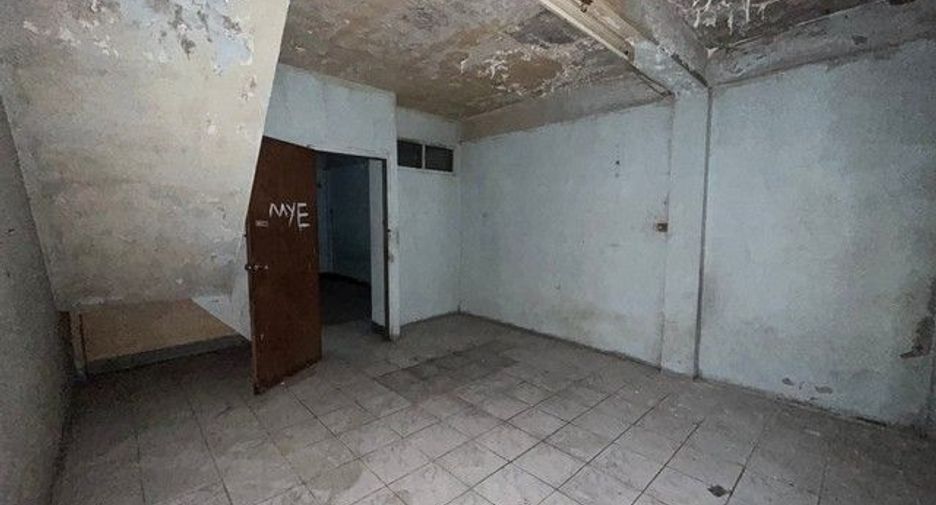 Local comercial en venta de 2 habitaciones en Rat Burana, Bangkok
