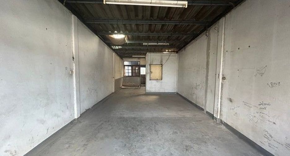Local comercial en venta de 2 habitaciones en Rat Burana, Bangkok