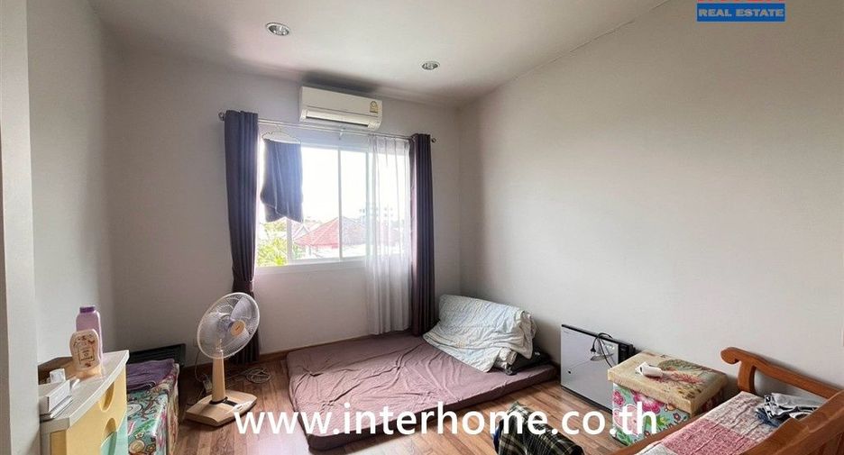 For sale 4 bedrooms townhouse in Mueang Nonthaburi, Nonthaburi