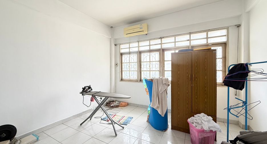 Local comercial en venta de 5 habitaciones en Taling Chan, Bangkok