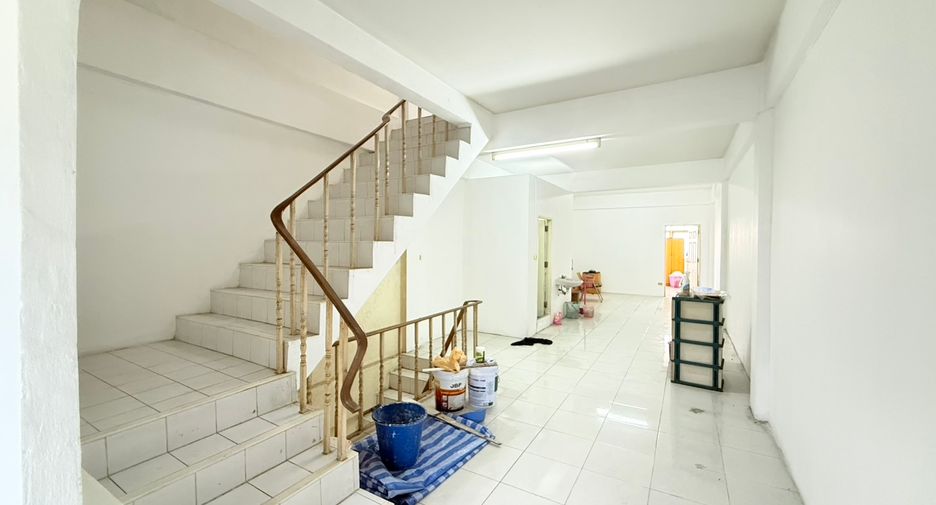 Local comercial en venta de 5 habitaciones en Taling Chan, Bangkok