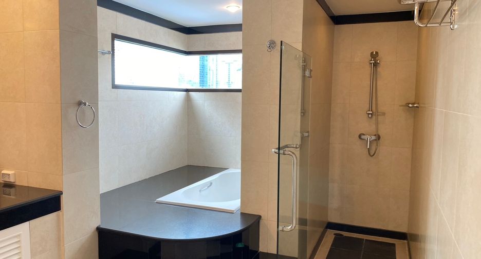 For rent 3 bedrooms condo in Watthana, Bangkok