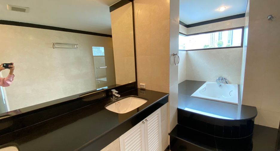 For rent 3 bedrooms condo in Watthana, Bangkok