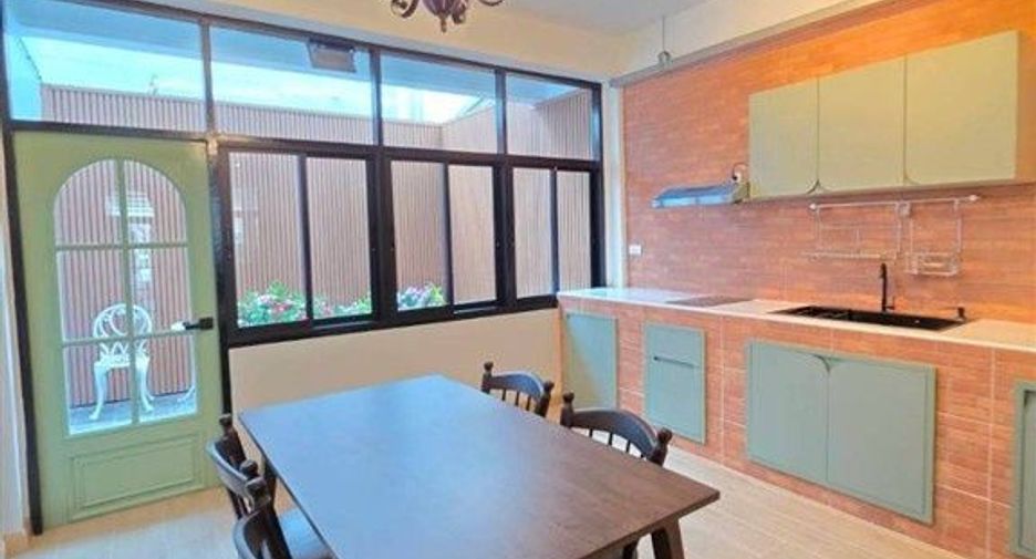 Casa adosada en venta de 2 habitaciones en Chatuchak, Bangkok