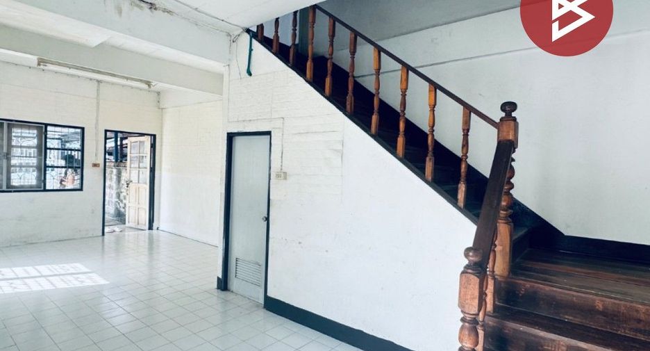 À vendre 2 chambres maison de ville à Nikhom Phatthana, Rayong