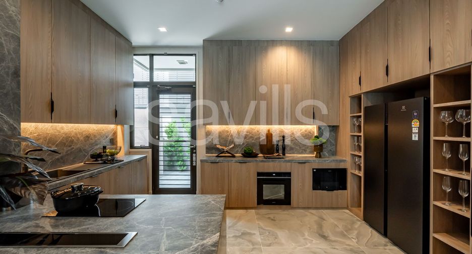 For sale 4 bedrooms house in Bang Kapi, Bangkok