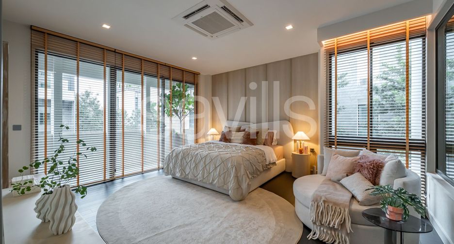 For sale 4 bedrooms house in Bang Kapi, Bangkok