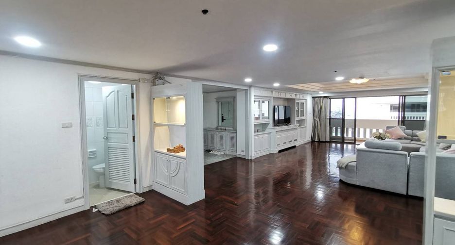 For rent 3 bedrooms serviced apartment in Watthana, Bangkok