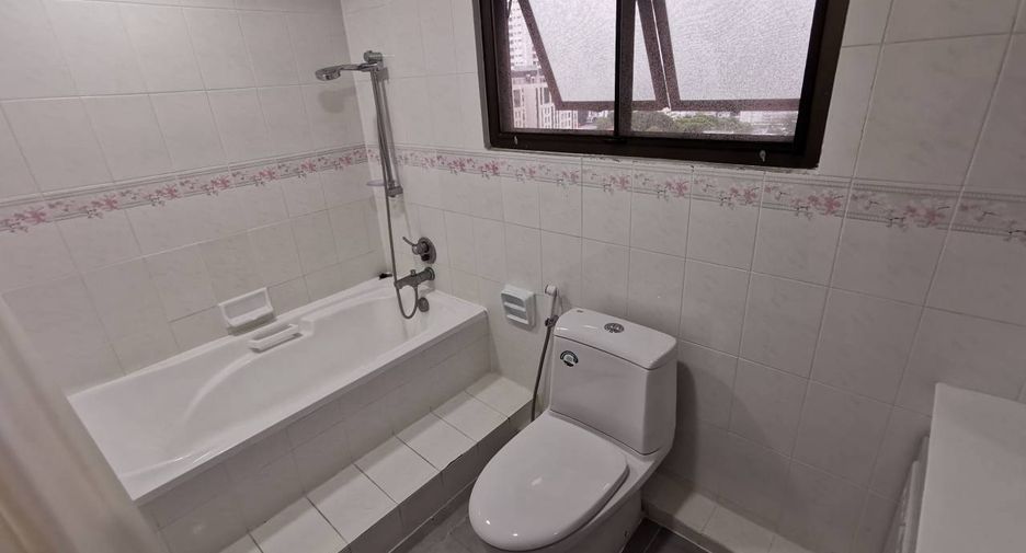 For rent 3 bedrooms serviced apartment in Watthana, Bangkok
